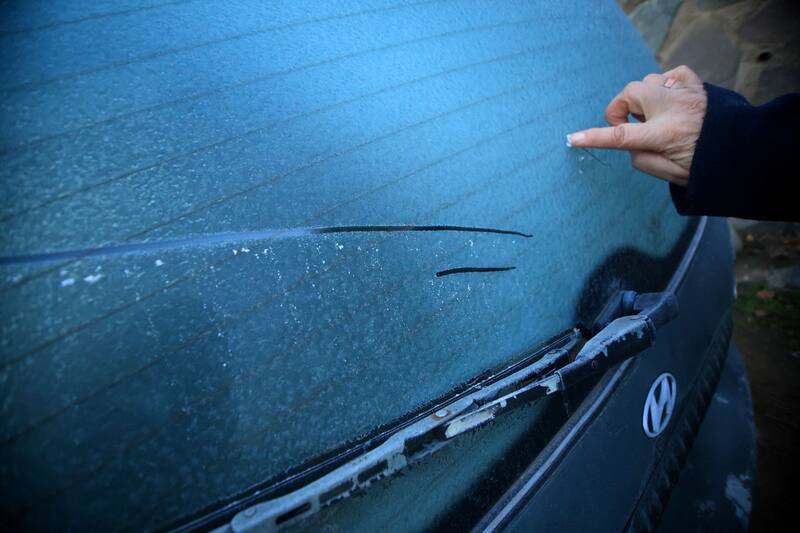 En esta época del año, es muy común que esto suceda cuando se estaciona por largos periodos de tiempo al aire libre, y a la larga puede terminar dañando el vehículo.