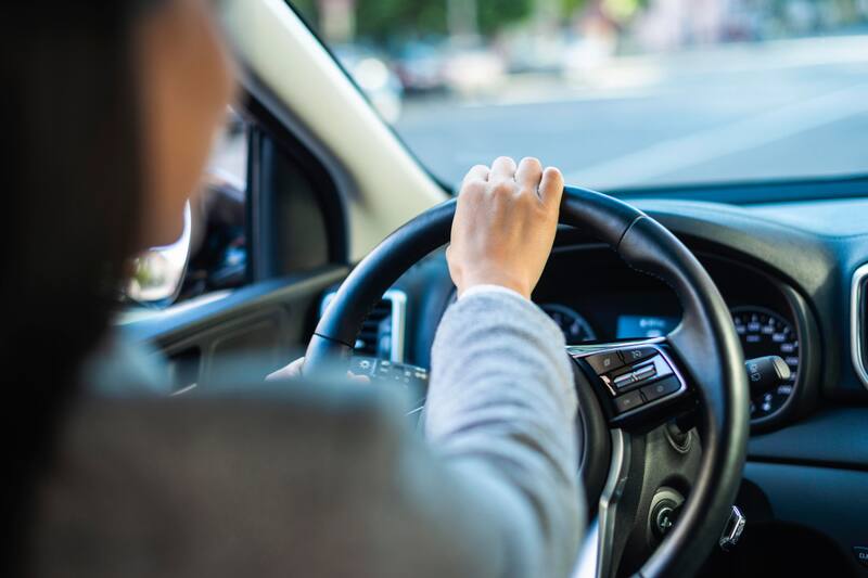 Descubre cómo puedes buscar dónde aprender a conducir.