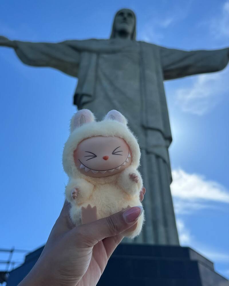 La influencer lleva, junto a ella, un juguete que comparte con su pareja, Julitroz. Créditos: Instagram.