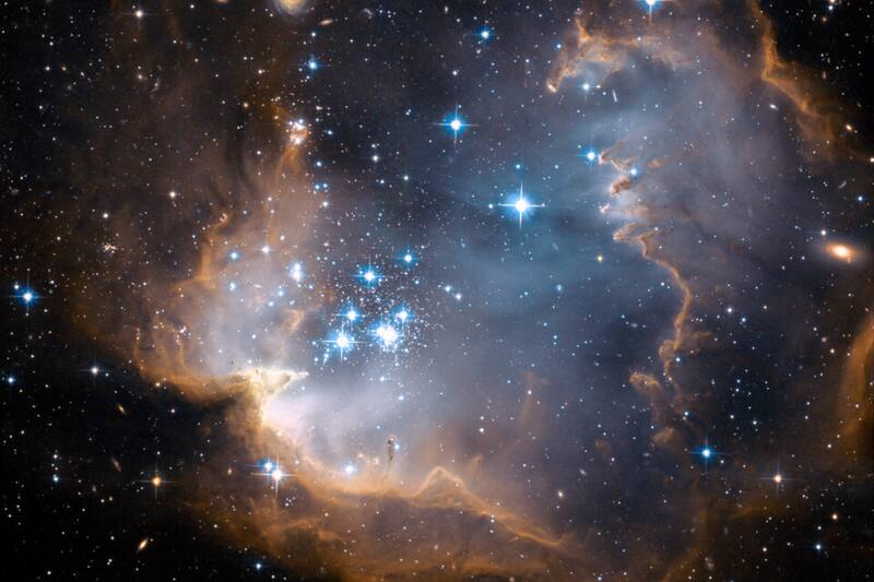 La imagen revela galaxias al fondo y estrellas de la Pequeña Nube de Magallanes.