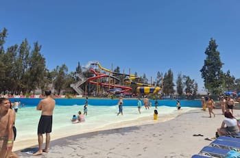 A solo media hora de Santiago: Esta piscina con olas es ideal para escapar del calor de la primavera
