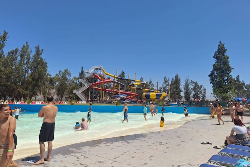 La principal atracción del parque acuático es su piscina con olas, dando vida a una playa artificial ideal para esta temporada del año. Créditos: Google Maps.
