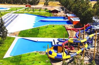 Piscinas con toboganes y olas: El parque acuático a una hora de Santiago para disfrutar en familia