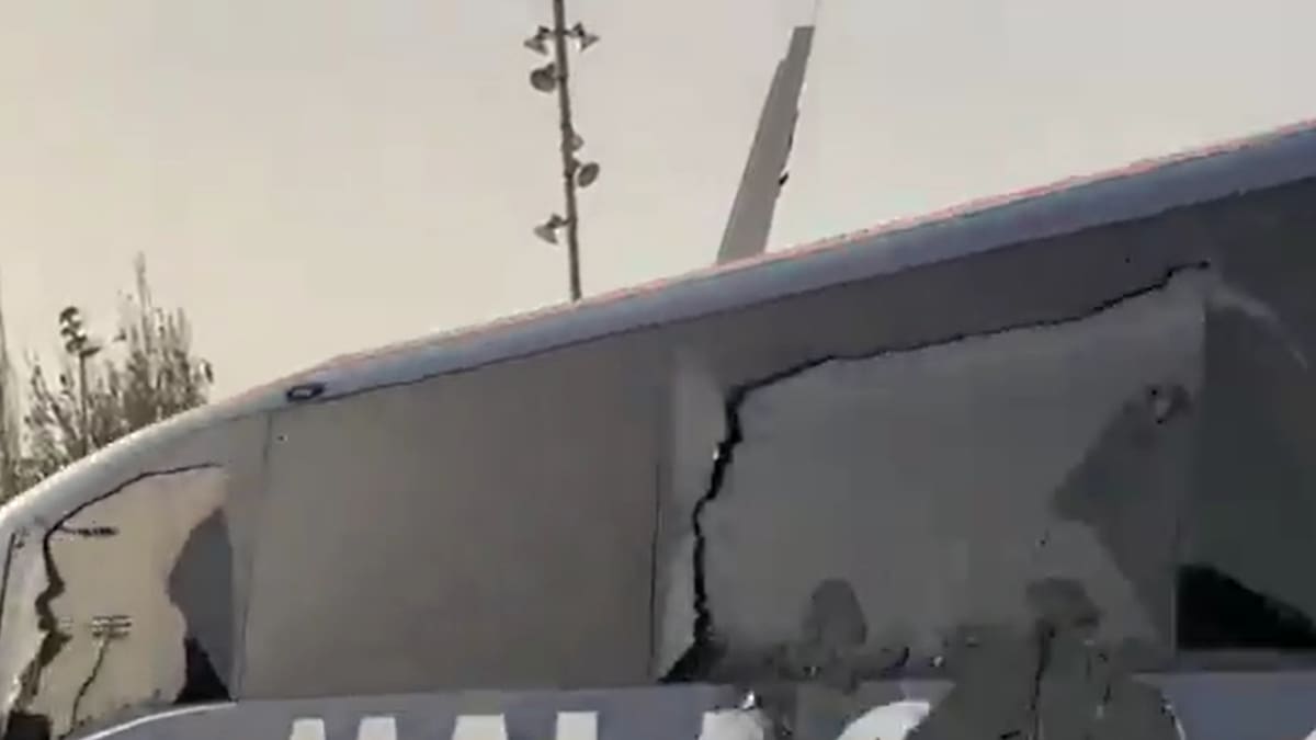 VIDEO | Escándalo en España: gran final se aplaza porque destrozaron a piedrazos el bus visitante