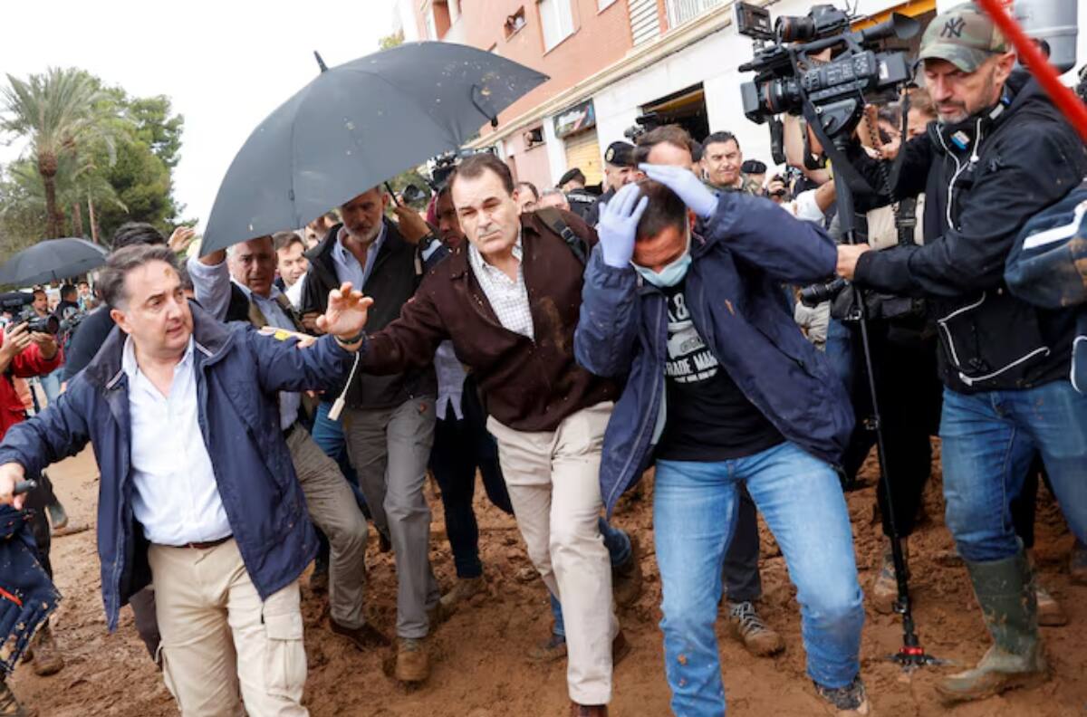 El rey de España pide disculpas ante indignación de los ciudadanos afectados por la DANA