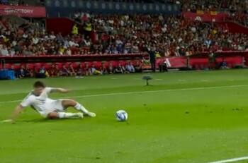 VIDEO | Increíble doble blooper: el horror de Escocia que terminó en gol de España en las Eliminatorias para la Euro