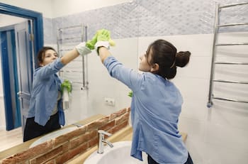 Cómo preparar una mezcla casera con cuatro ingredientes para limpiar y proteger tus espejos