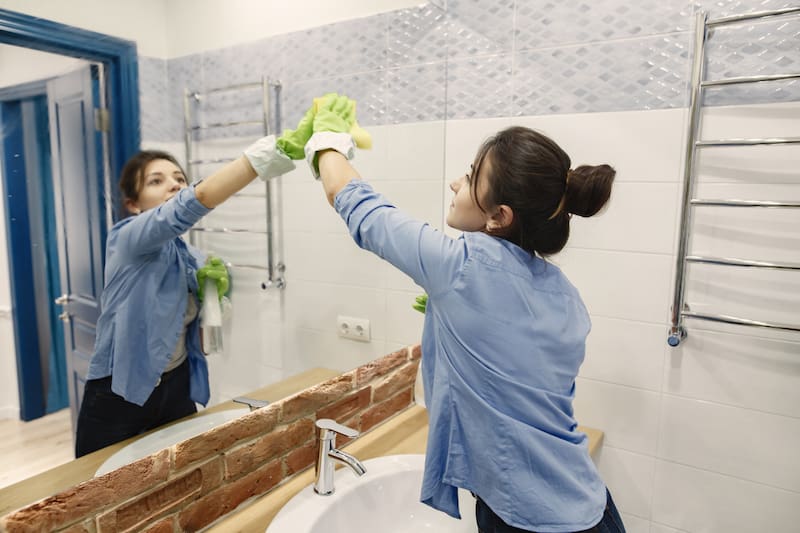 Utilizando cuatro productos que tienes en casa puedes dejarlos relucientes en minutos. Créditos: Freepik.