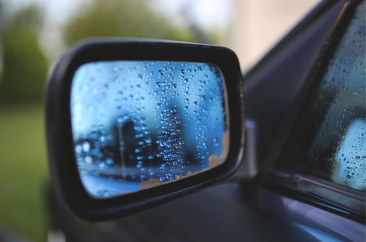Este es el truco viral para evitar que se mojen tus espejos del auto los días de lluvia