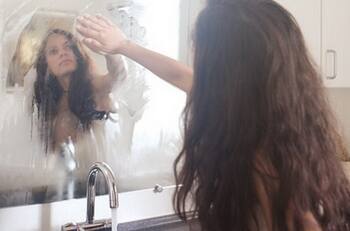 8 Trucos para evitar que se empañe el espejo de tu baño