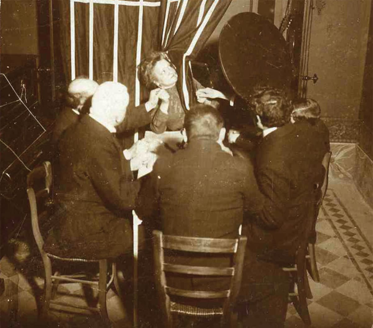 Una sesión con Eusapia Palladino, principios del siglo XX. Foto: Museo di Antropologia Criminale, Universidad de Turín, Italia.