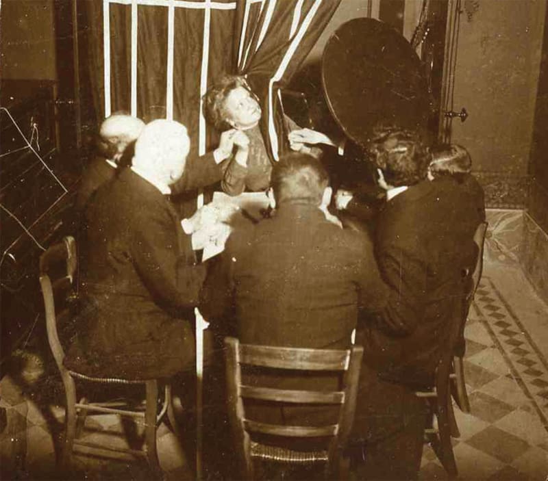 Una sesión con Eusapia Palladino, principios del siglo XX. Foto: Museo di Antropologia Criminale, Universidad de Turín, Italia.