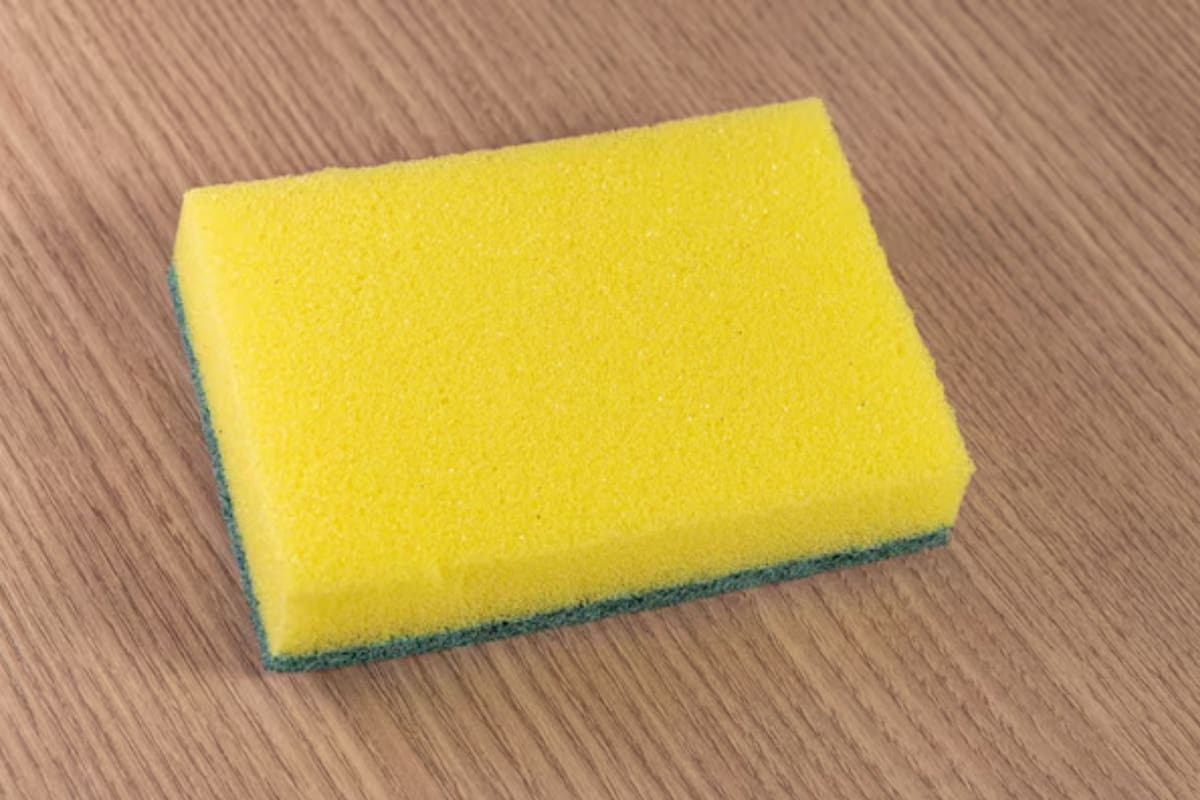 Este truco casero te ayudará a desinfectar este artículo, el que acumula cientos de bacterias en cada uso. Foto: Freepik.