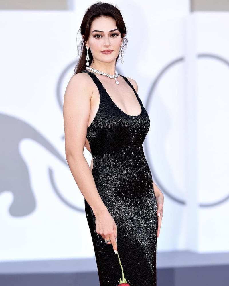 participa en "Un ladrón romántico".