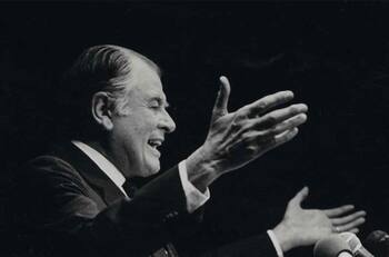 Efemérides de HOY, 26 de noviembre: publican una icónica obra literaria y nace uno de los personajes más controvertidos de la historia de Chile