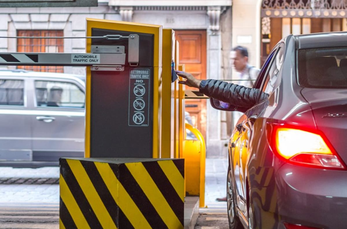 Estacionamientos públicos en Santiago: ¿Cuánto cobran por hora y dónde se ubican?