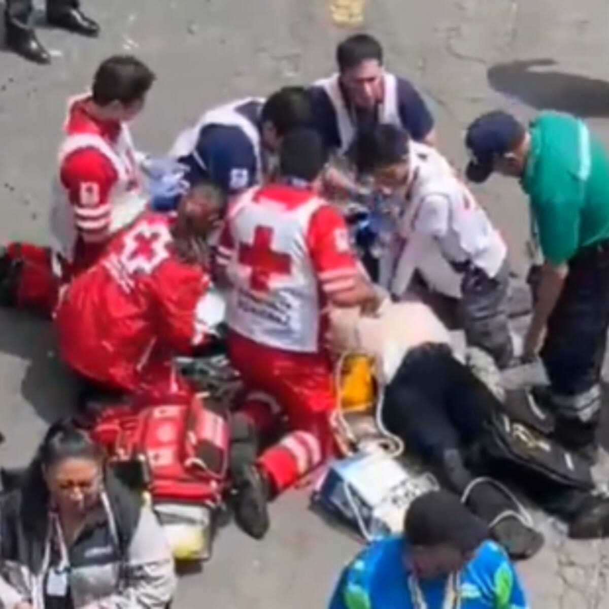 VIDEO | Dramático: hombre fallece afuera del Estadio Azteca minutos antes de que comience el Mundial