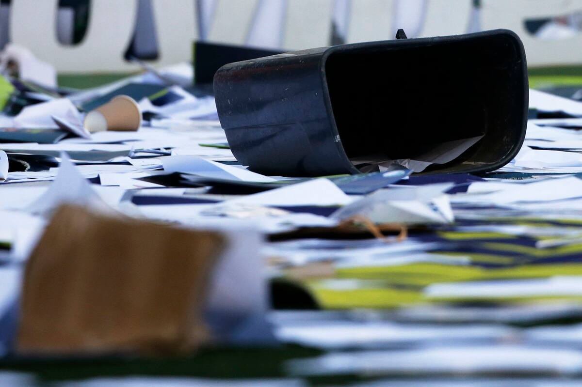 El Estadio Bicentenario de la Florida terminó con la cancha llena de papeles. Foto: Dragomir Yankovic/Photosport