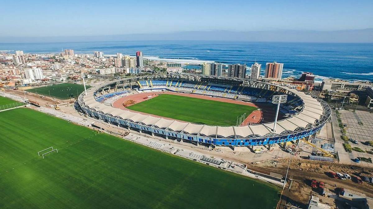 Deportistas denuncian precarias condiciones para entrenar en estadio del fútbol chileno: terminan a oscuras