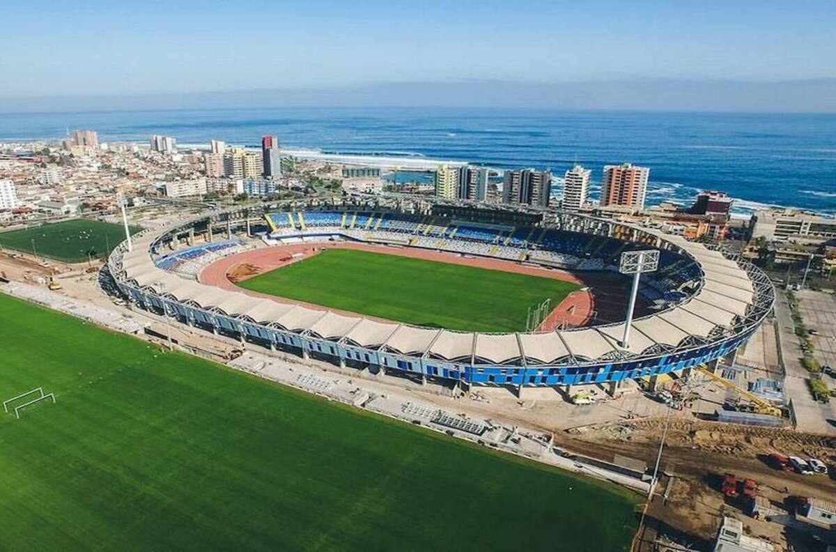 Deportistas denuncian precarias condiciones para entrenar en estadio del fútbol chileno: terminan a oscuras