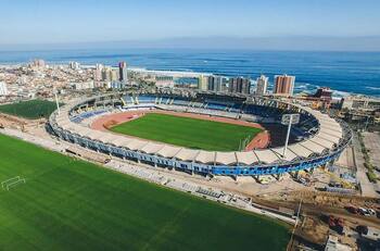 Deportistas denuncian precarias condiciones para entrenar en estadio del fútbol chileno: terminan a oscuras