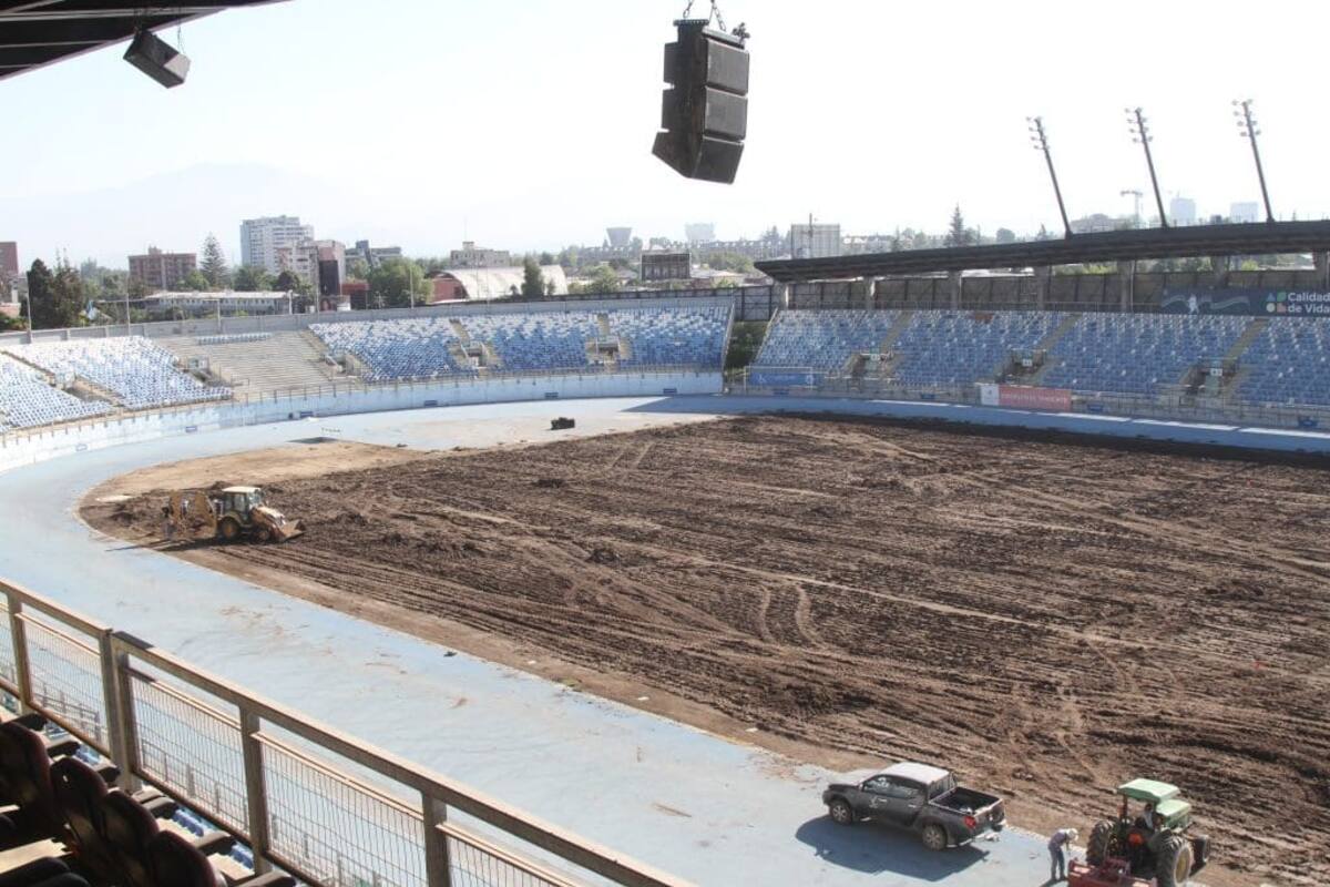 Trabajos de resiembra de la cancha.