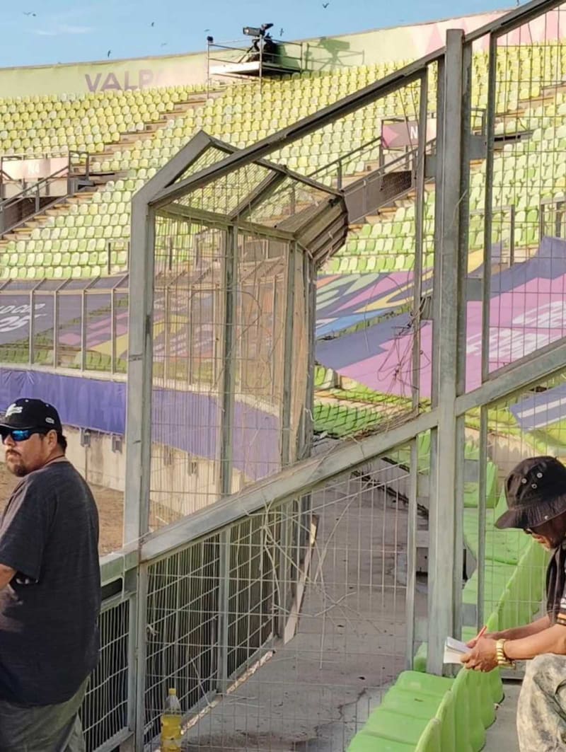 Expusieron el mal estado de una de las rejas que separan las tribunas.