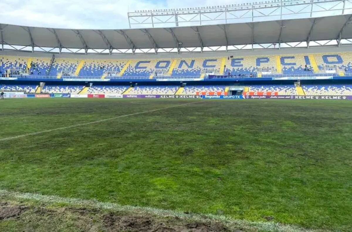 “Con el aire y el sol no se arregla”: lapidan cancha de tradicional estadio del fútbol chileno