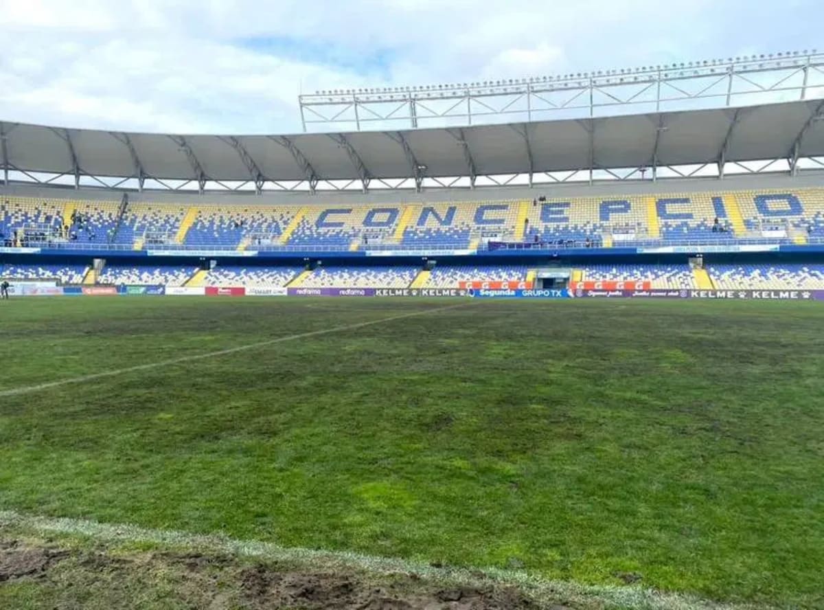 “Con el aire y el sol no se arregla la cancha”: lapidan estado del campo de juego de estadio del fútbol chileno
