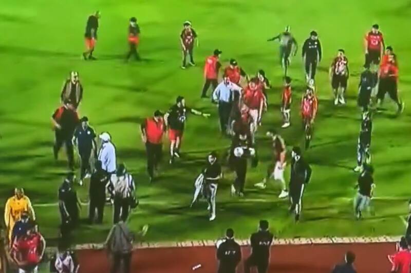 Hinchas de Rangers, furiosos por la derrota ante San Luis, ingresaron a la cancha del reducto maulino.