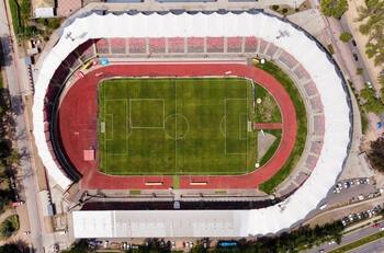 Tradicional estadio del fútbol chileno cambiará de nombre en honor a histórico jugador