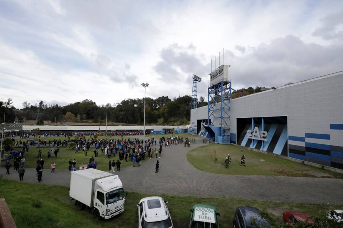 Asistentes al partido entre Huachipato y la U en las inmediaciones del recinto. Foto: Aton.