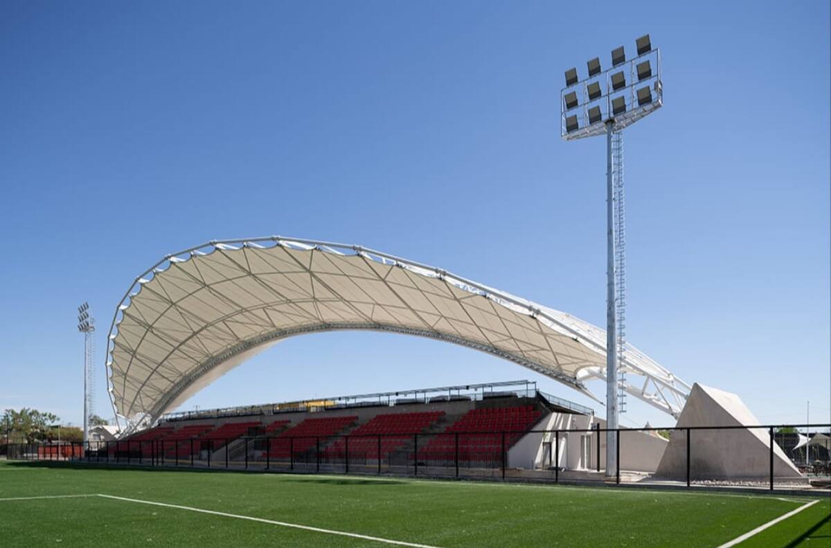 Se construyó en silencio: moderno estadio deslumbra en esta comuna de Santiago