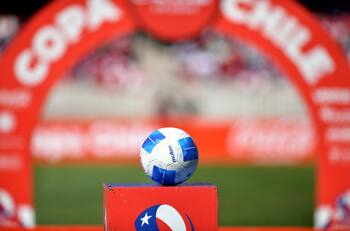 Anuncian cierre de otro estadio del fútbol chileno por mal estado de la cancha