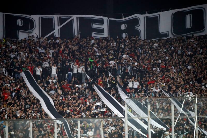 Barra de Colo Colo en el Estadio Monumental