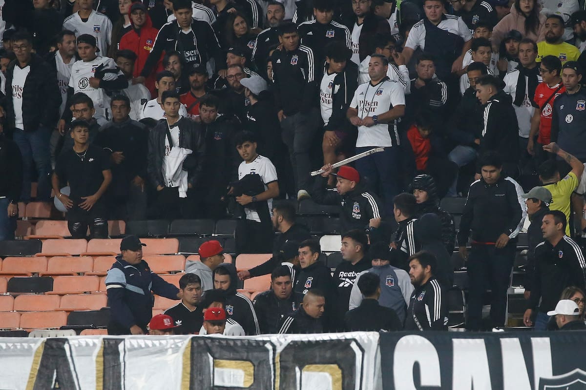 Hechos de violencia protagonizados por los hinchas de Colo Colo en partido contra Monagas en el Estadio Monumental. (Foto: Agencia Aton)