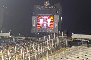 En pleno partido contra Colo Colo: captan a hincha de la U en la barra de Cerro Porteño