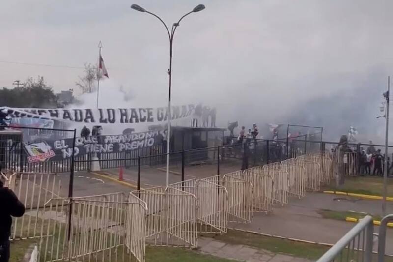 Barristas de Colo Colo invadieron el reducto de Macul en medio del arengazo. (Foto: Captura)