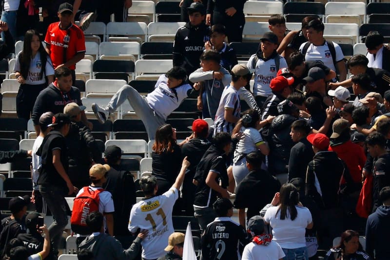 Hinchas de Colo Colo pelearon entre sí en el Arengazo.