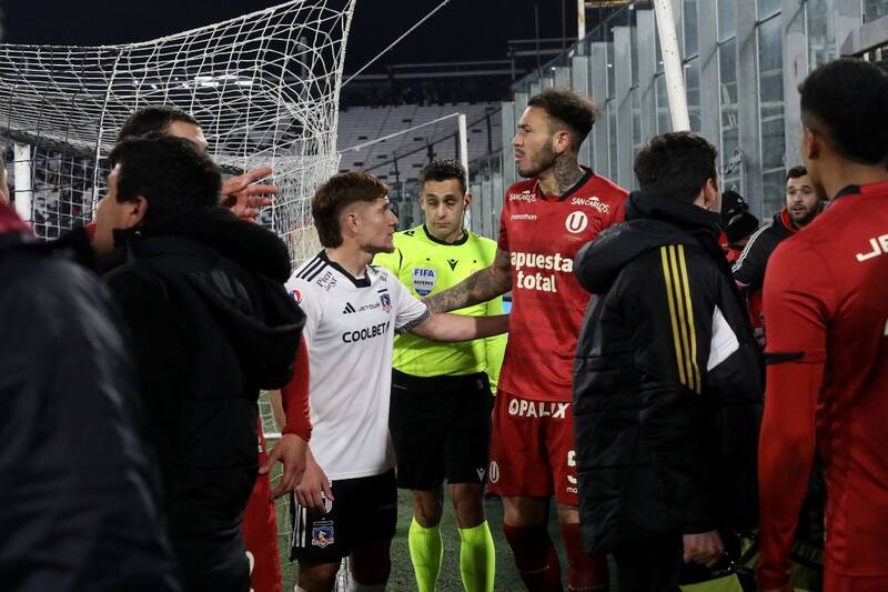 Los incidentes que obligaron a suspender el amistoso entre Colo Colo y Universitario de Deportes. Foto: Agencia Aton.