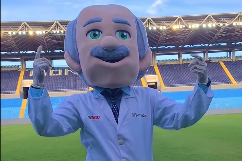 Don Ofertas se llama el corpóreo que recibirá a los asistentes del partido entre Monagas y Colo Colo