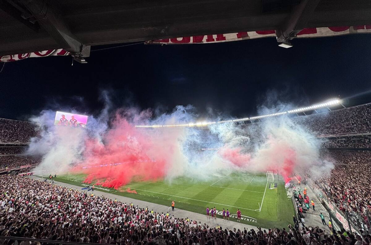 Gonzalo Tapia hizo su primera salida a la cancha con el Monumental lleno: solo aplausos en River Plate