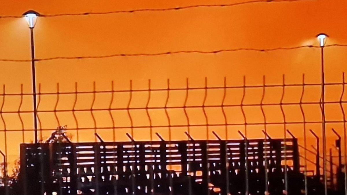 Dantesco: incendio fuera de control arrasa con estadio en La Araucanía