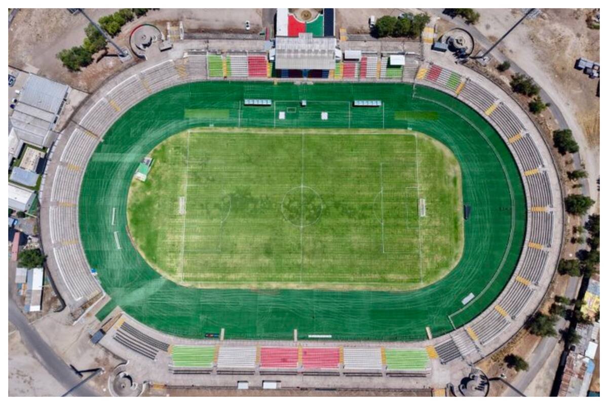 Los alrededores de campo lucen un nuevo césped sintético. Foto: @CDPalestinoSADP en X.
