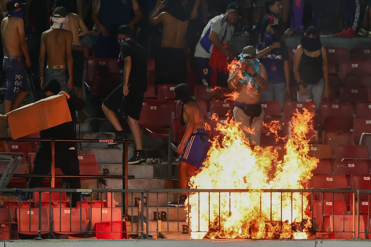 Hinchas de Universidad de Chile dan que hablar en Argentina por los incidentes en el Nacional. Foto: ATON.