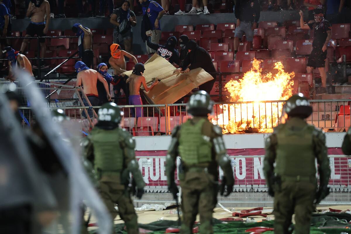Los incidentes que se produjeron durante el partido de la U. Foto: Agencia ATON.