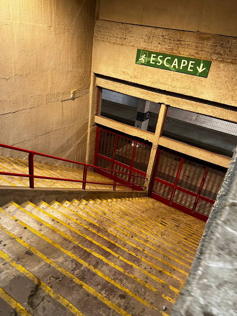 Accesos cerrados a la salida del recinto.