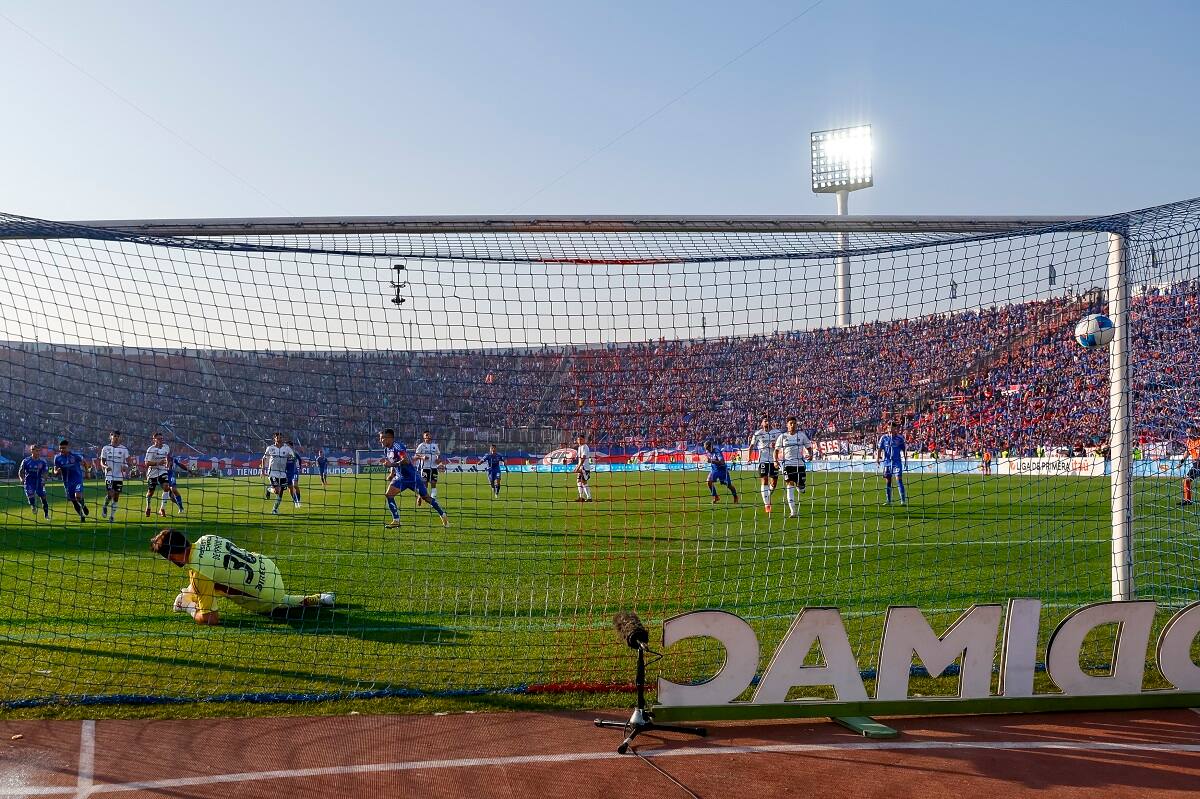 y la asistencia al último Superclásico del fútbol chileno. Agencia Aton