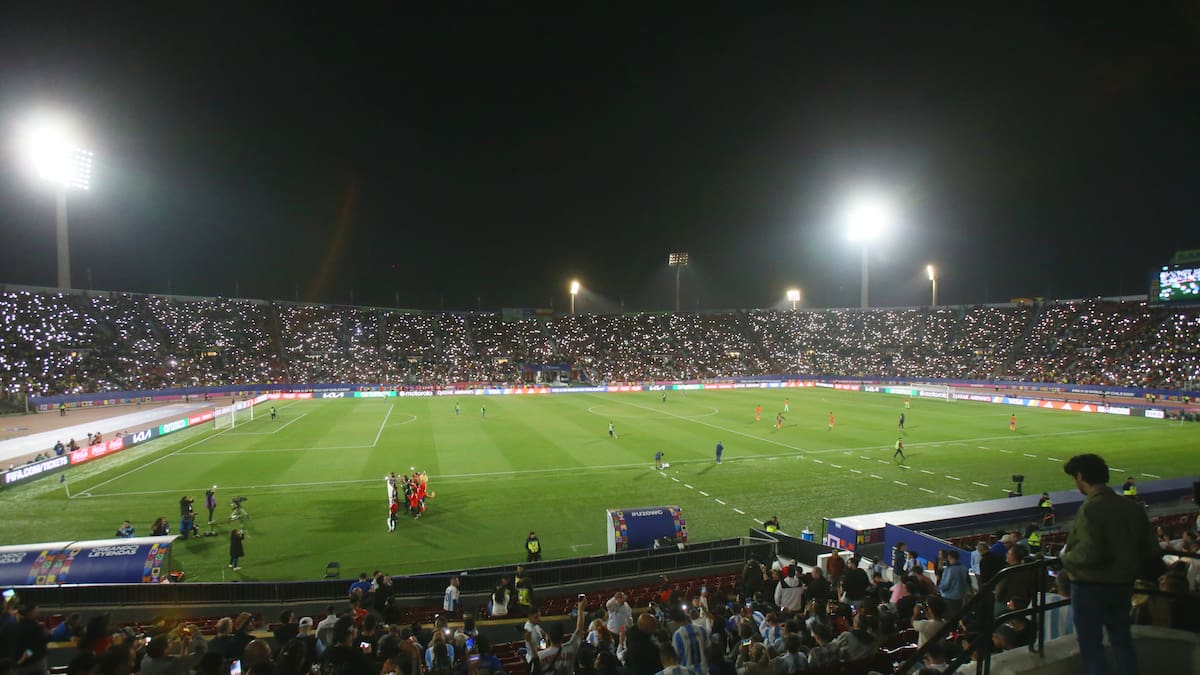 Columna de Juan Cristóbal Guarello: Mundos opuestos