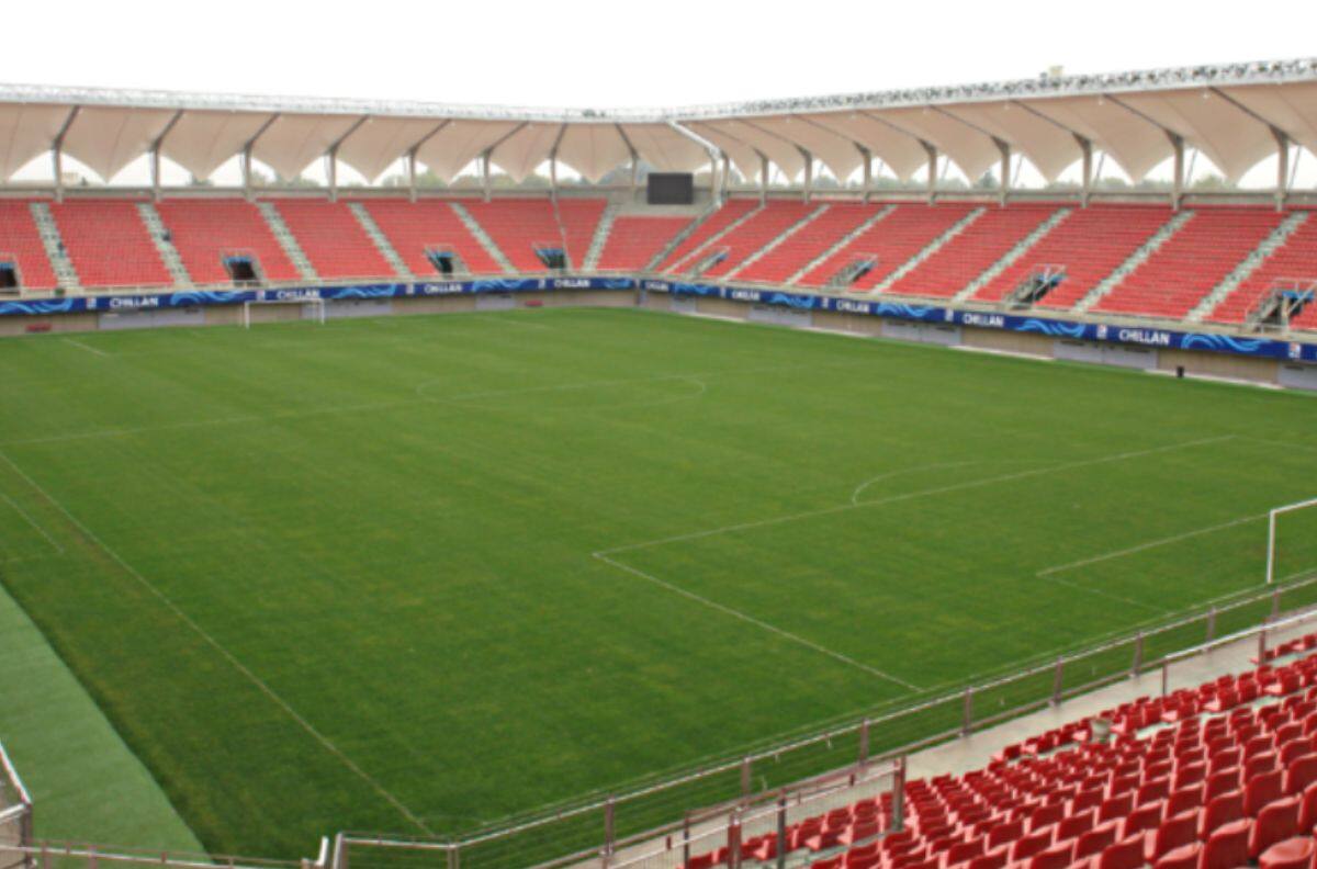 Estadio del fútbol chileno renueva por completo su cancha: siembra una tonelada de semillas